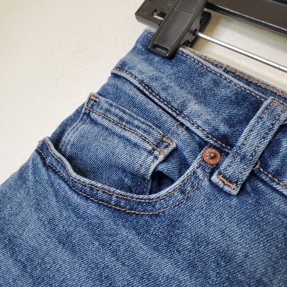 American Eagle Women's High Rise Tapered Mom Jeans in Stretch Denim Short Inseam - Picture 2 of 13